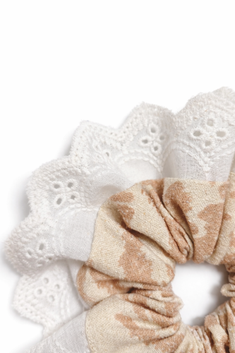 Gumka scrunchie z angielskim haftem, SILK PEACH ZEBRA