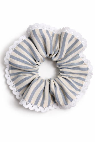Losowo wybrana gumka scrunchie z koronką